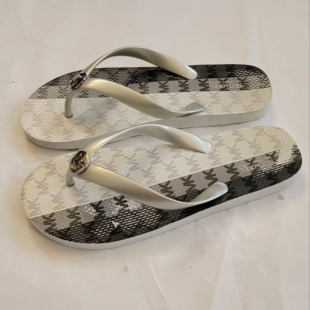 Michael Kors MK Flip Flops Sandals White Gray Silver Logo Sz 8 BEACH